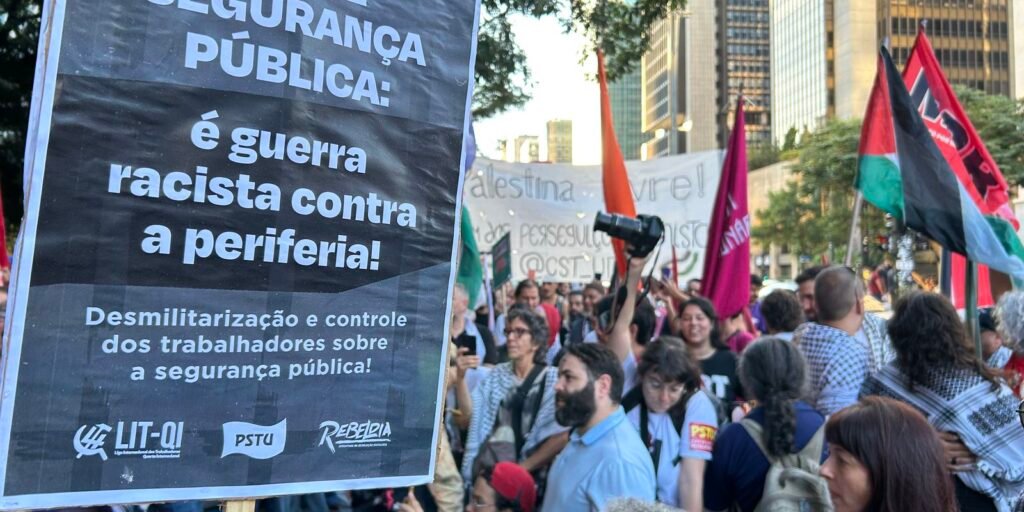 Cordão da Mentira faz ato na Paulista para lembrar Crimes
