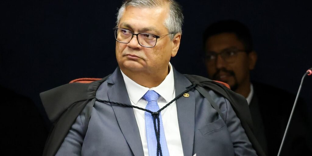 Dino dá 10 dias para governo mostrar plano de combate