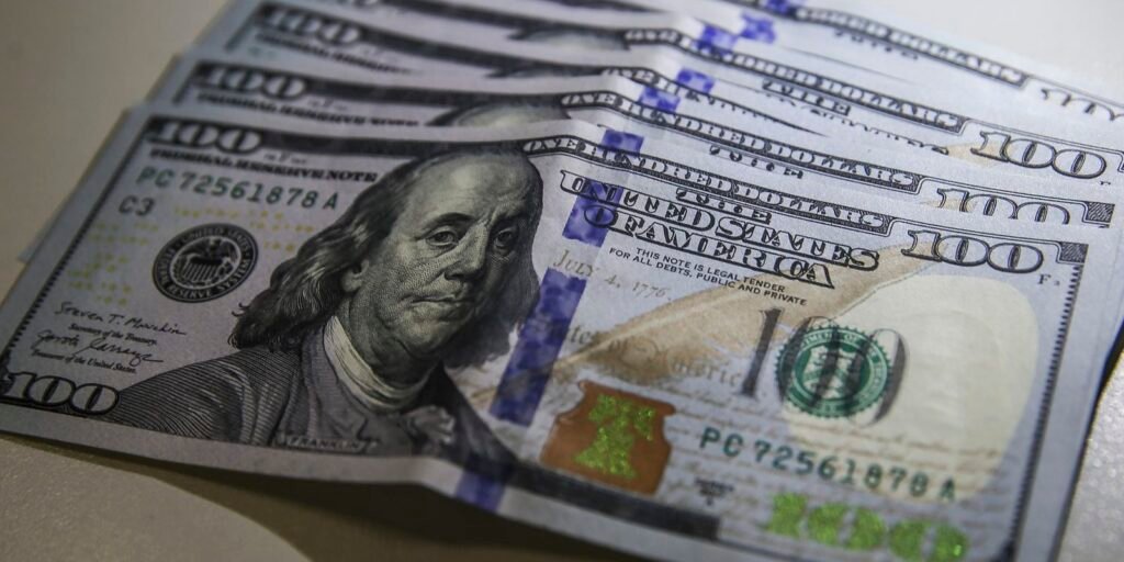 Dólar fecha abaixo de R$ 4,90 pela primeira vez em