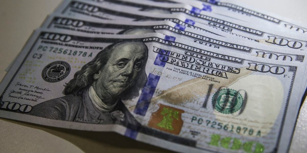 Dólar fecha abaixo de R$ 4,90 pela primeira vez em