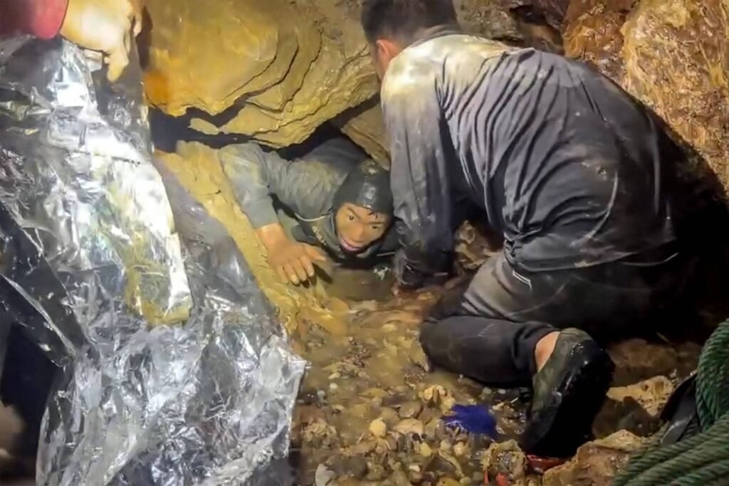 Equipe resgata 1º homem preso em caverna inundada no Laos
