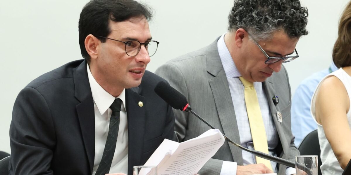 Fim da escala 6x1: relator propõe que um dia de