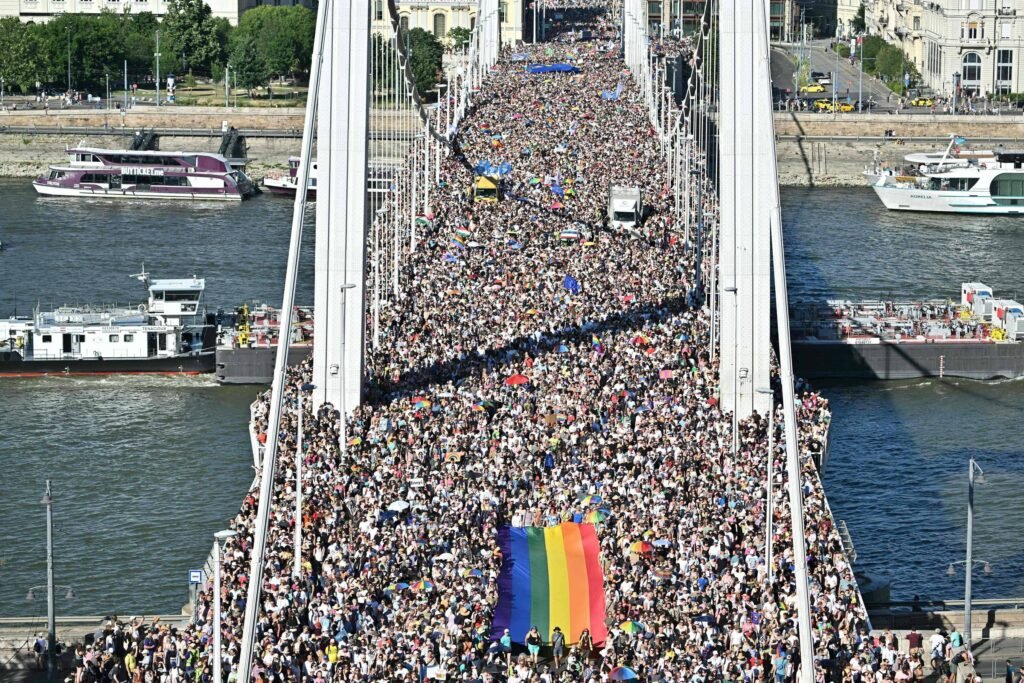 Hungria autoriza parada LGBTQIA+ após saída de Orbán - 29/05/2026