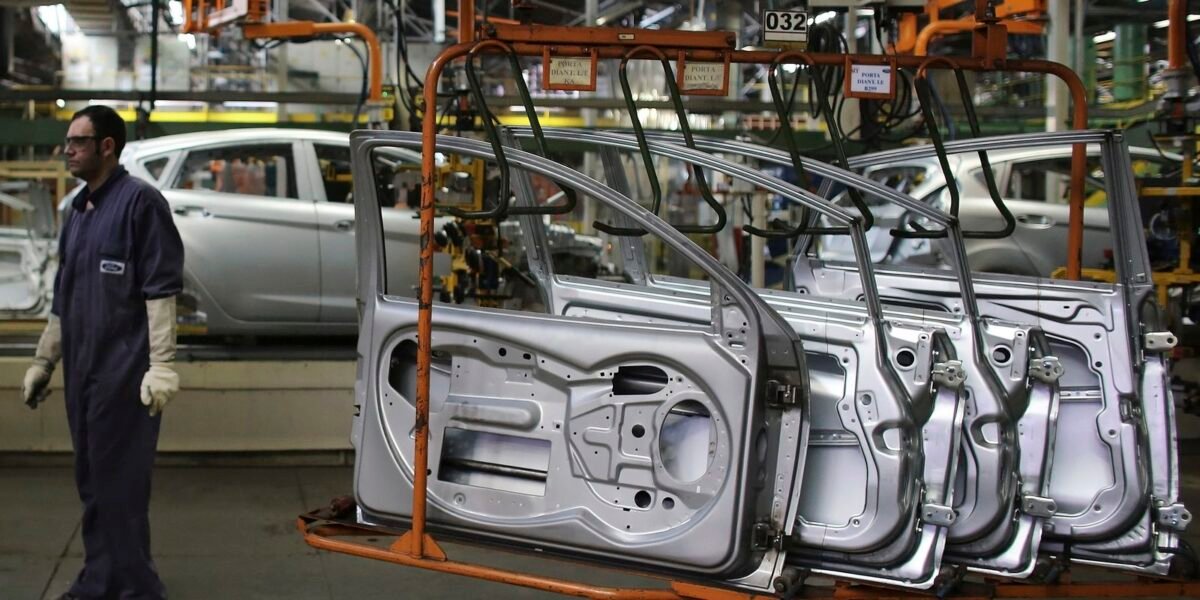 Indústria nacional varia 0,1% em março e acumula alta de