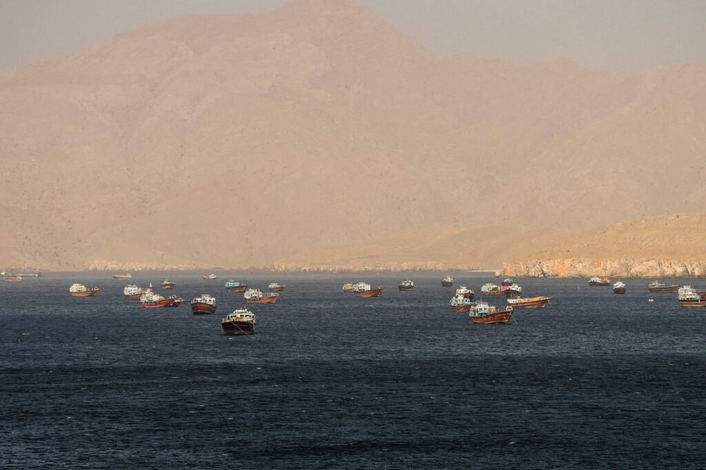 Irã: Agências sugerem taxa por cabos submarinos em Hormuz -