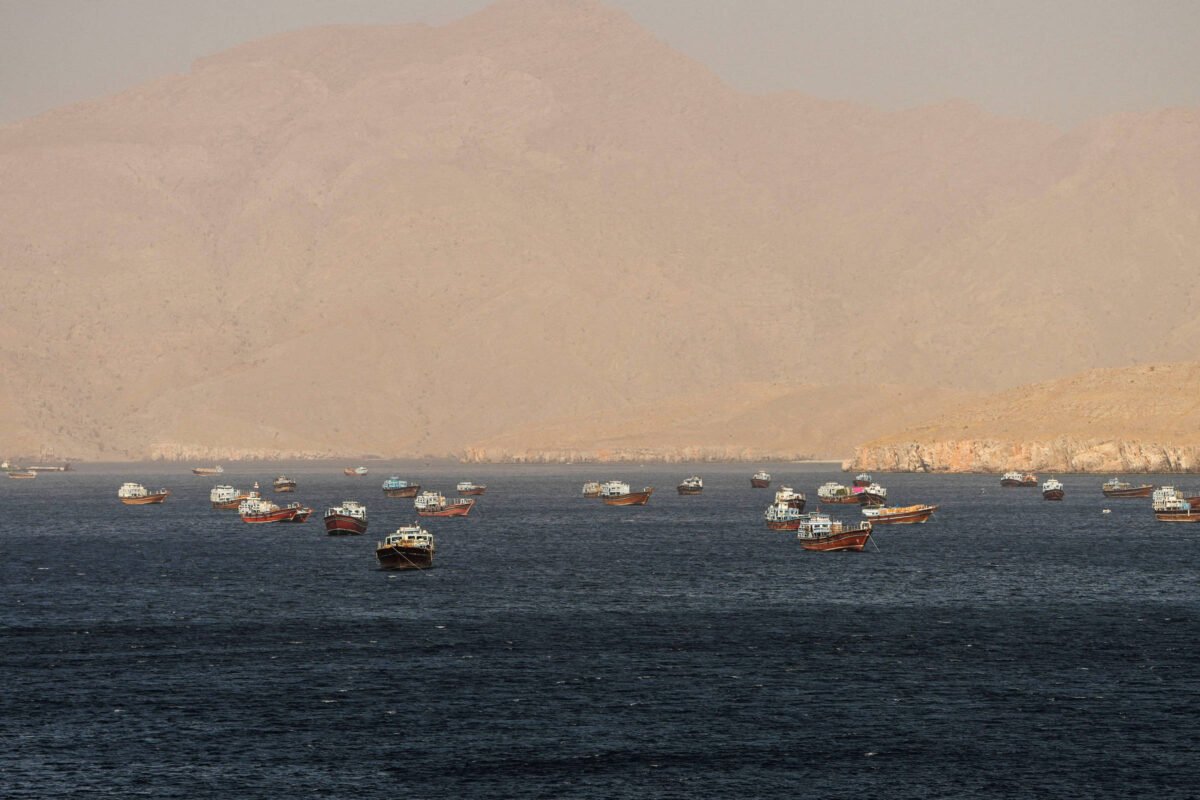 Irã: Agências sugerem taxa por cabos submarinos em Hormuz -