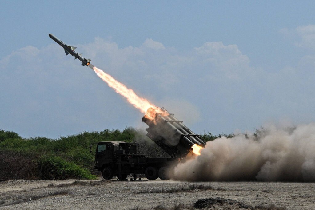 Japão afunda navio em exercício militar; China critica - 07/05/2026