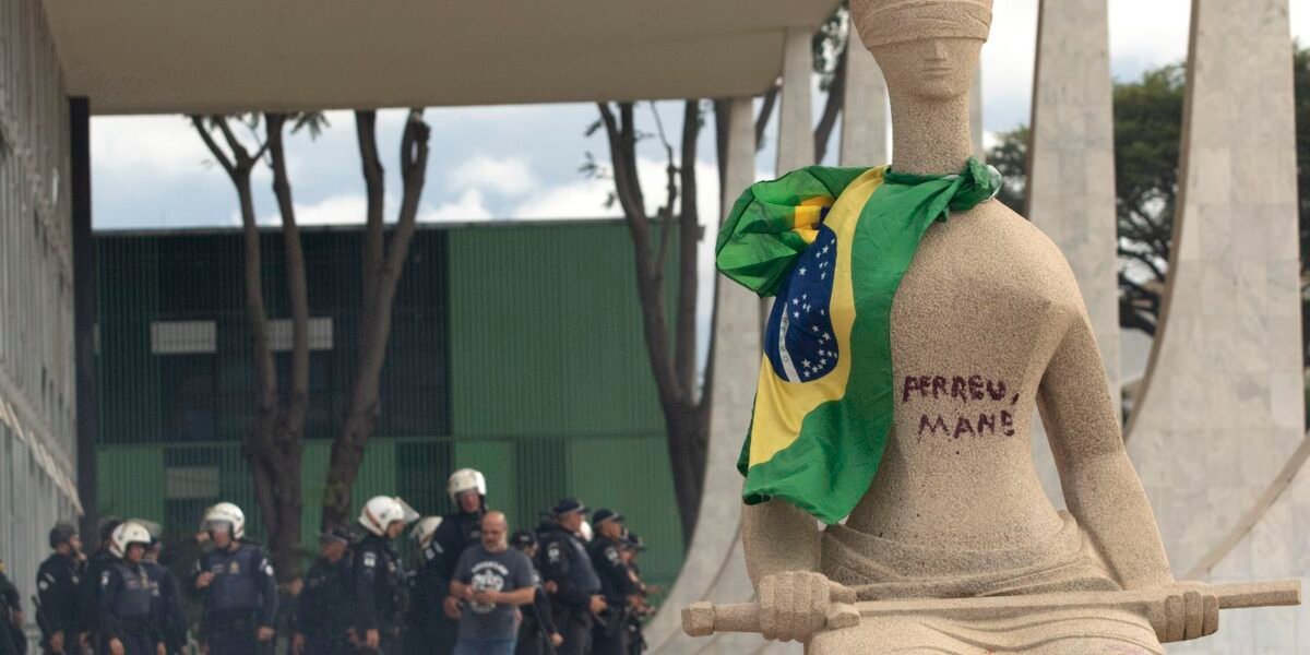 Moraes rejeita revisar pena de Débora do Batom, condenada pelo