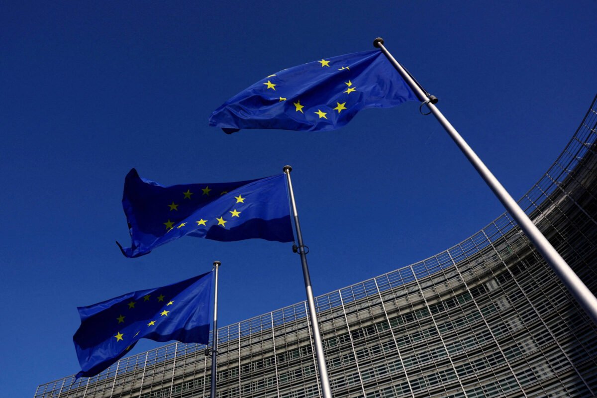 Número de brasileiros repatriados da UE dobra em um ano