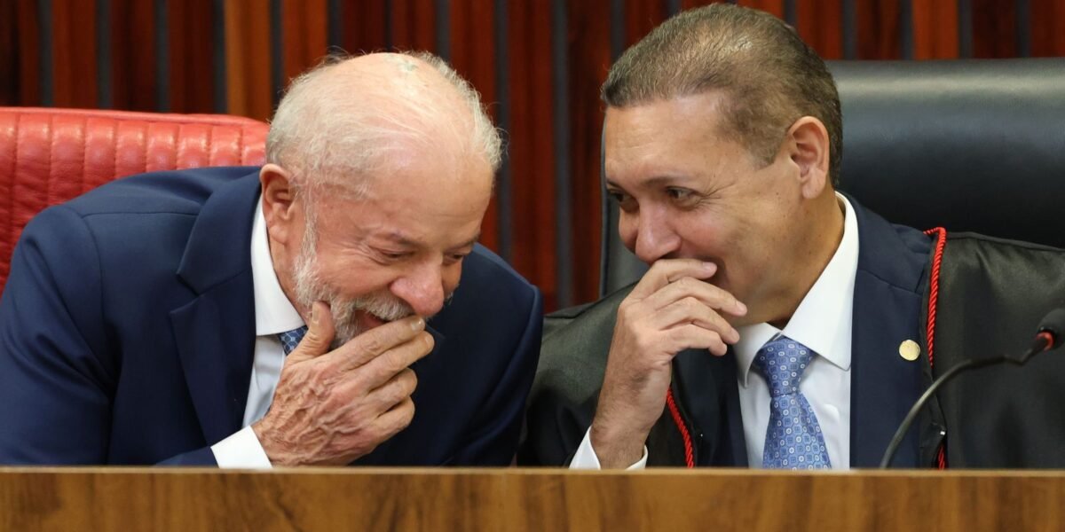 Nunes Marques toma posse na presidência do TSE; Mendonça será