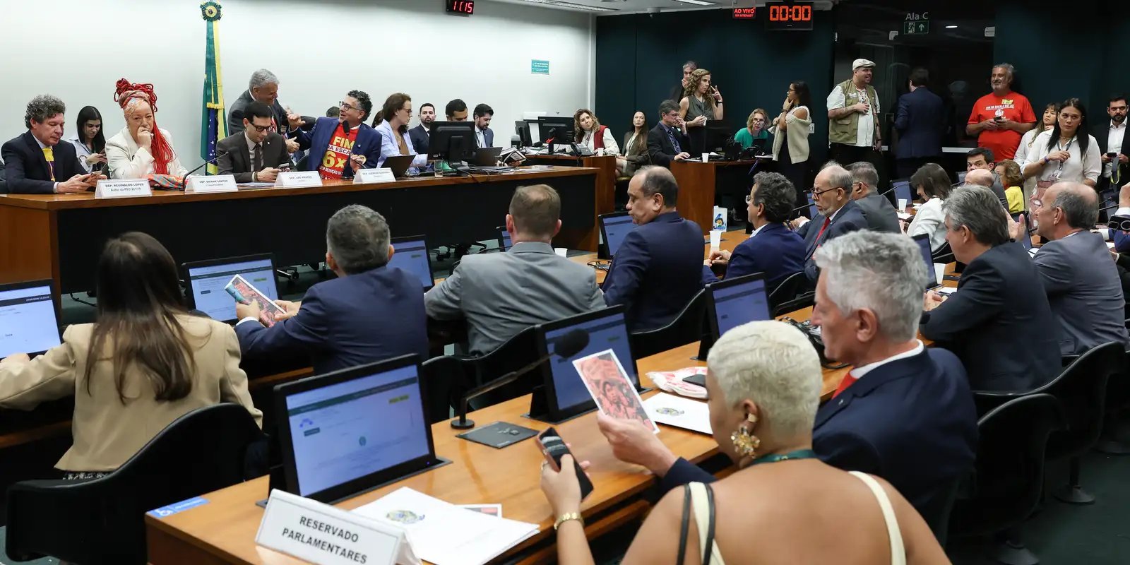 Oposição critica PEC do fim da escala 6x1 durante votação