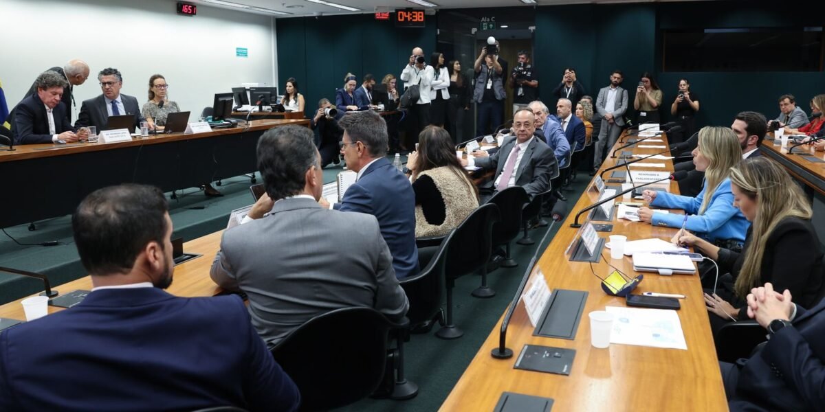 Pedido de vista adia votação da PEC do fim da
