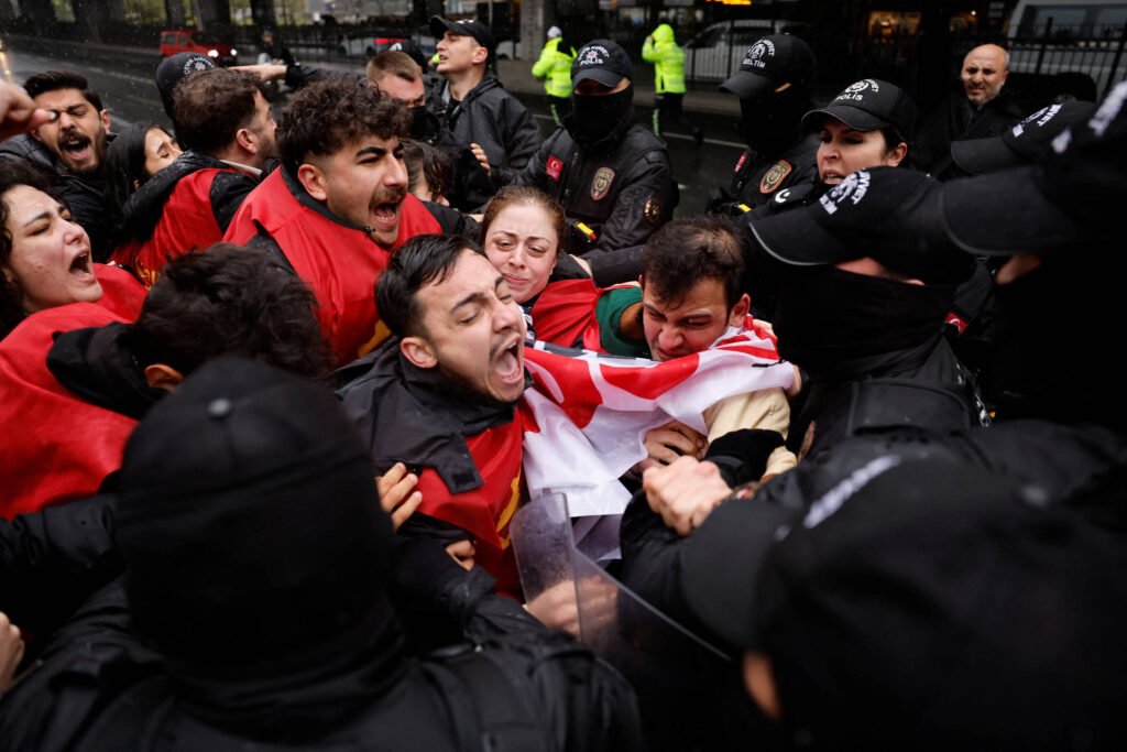 Polícia turca prende manifestantes em atos do 1º de Maio