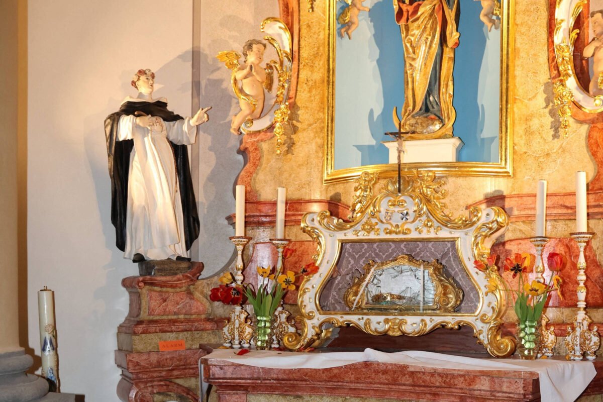 República Tcheca: Ladrão rouba crânio de santa de 800 anos