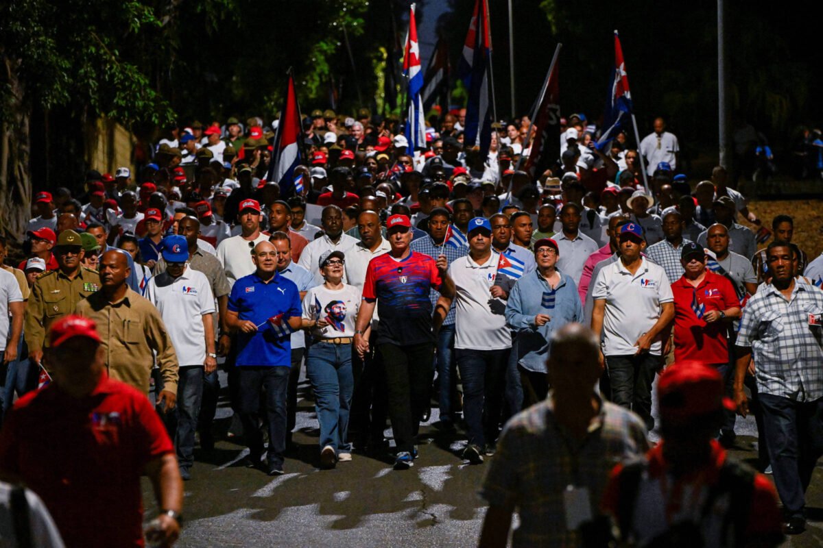 Trump amplia sanções contra Cuba, já em crise generalizada -