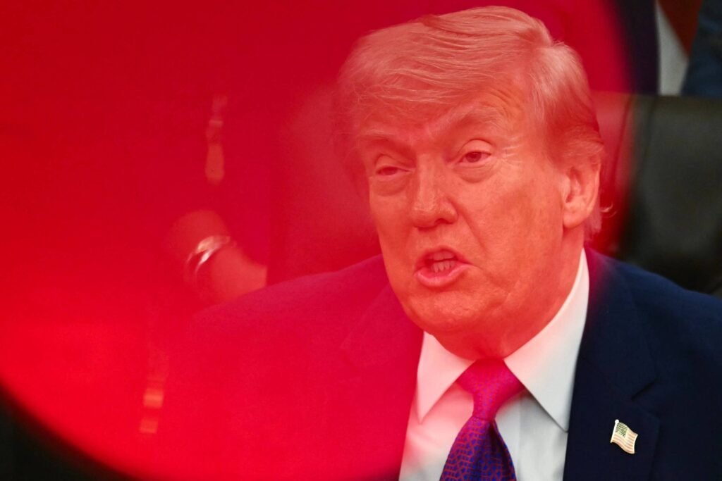 Trump diz que cessar-fogo com Irã respira por aparelhos -