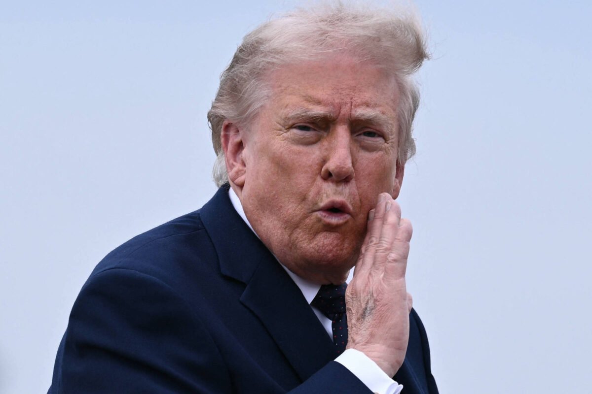 Trump diz que que bloqueio de Hormuz segue antes de