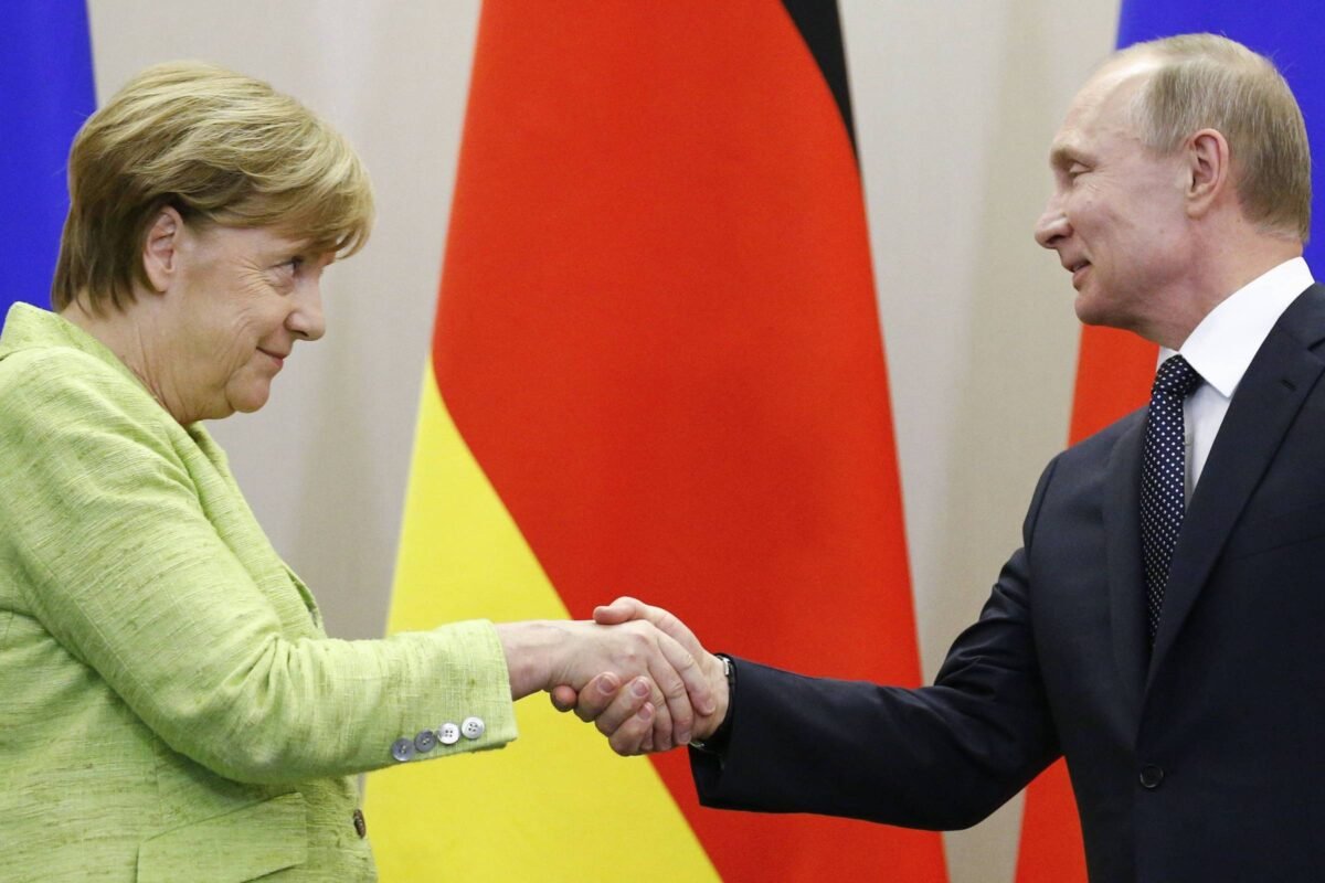 UE avalia enviar Merkel ou Draghi para falar com Putin
