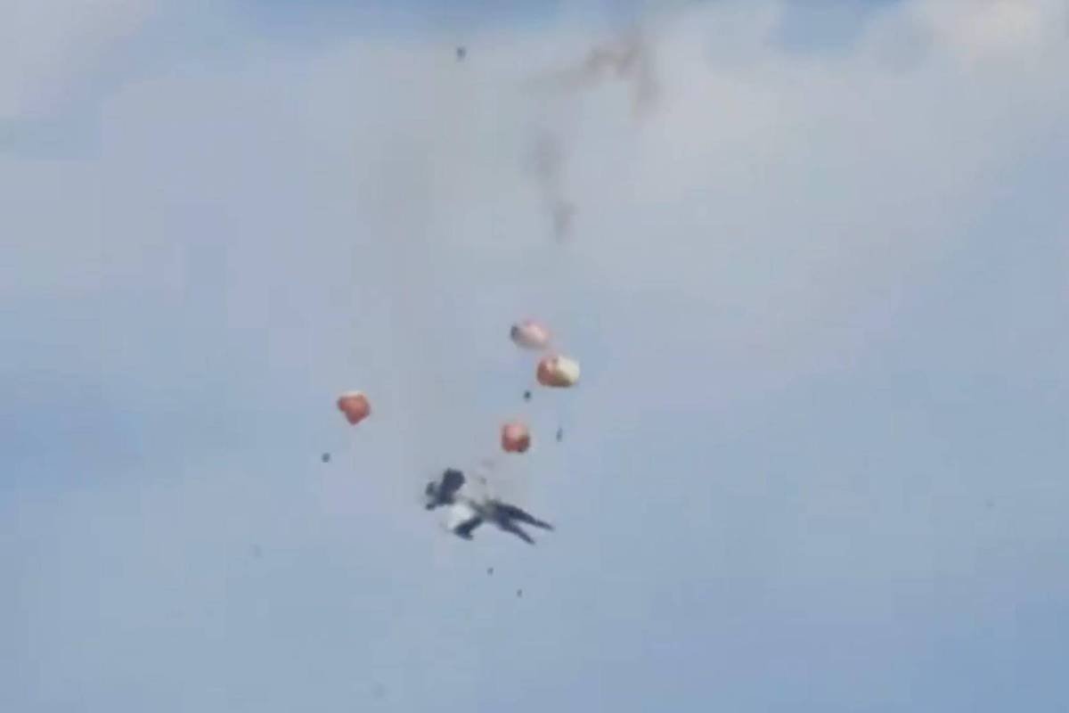 Vídeo: Aviões militares colidem durante show aéreo nos EUA -