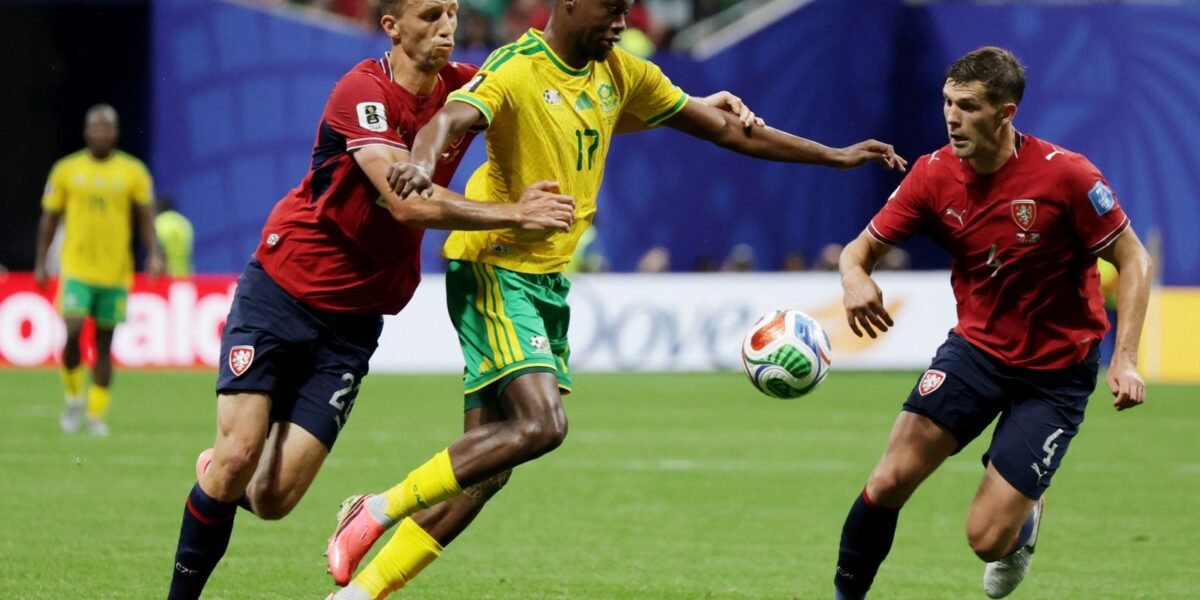 África do Sul sofre gol aos 6 min, reage e