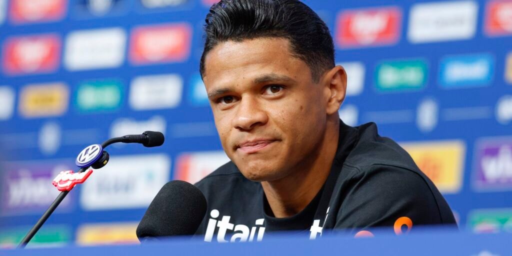 Aposta de Ancelotti, Douglas Santos explica apoio tático a Vini