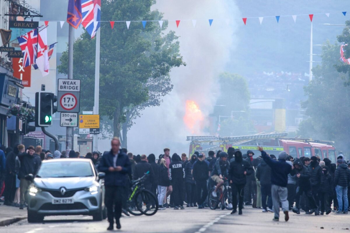 Belfast tem protestos anti-imigração após ataque a faca - 09/06/2026