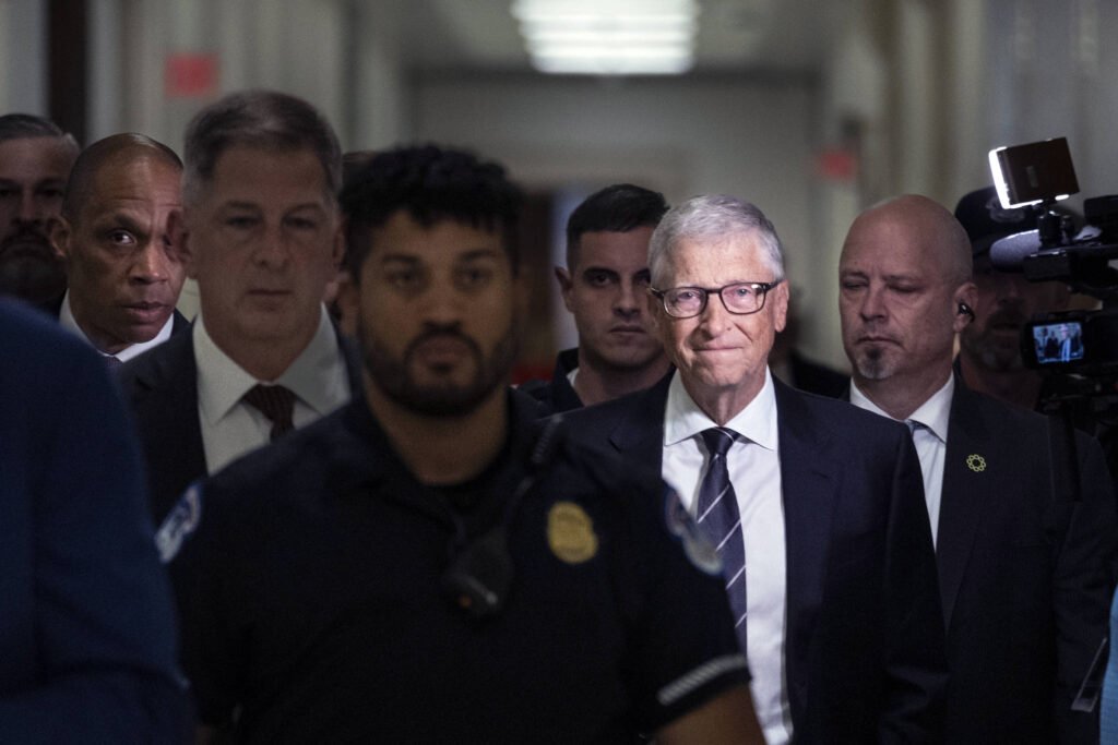 Bill Gates diz que Epstein usou traições para pressioná-lo -