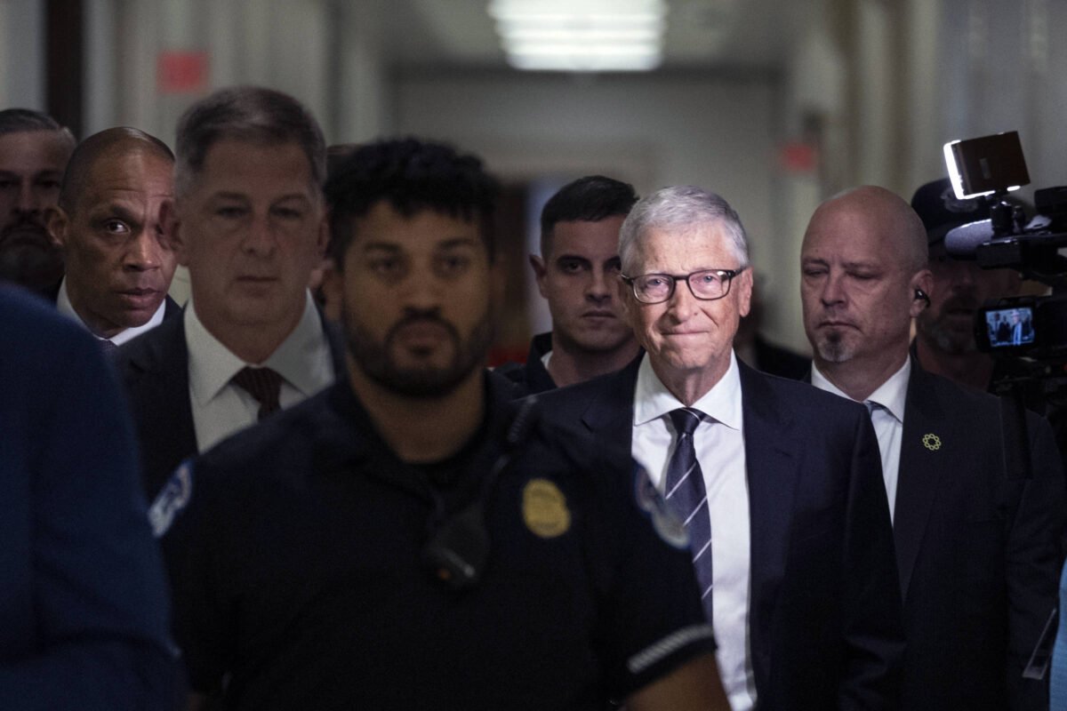 Bill Gates diz que Epstein usou traições para pressioná-lo -