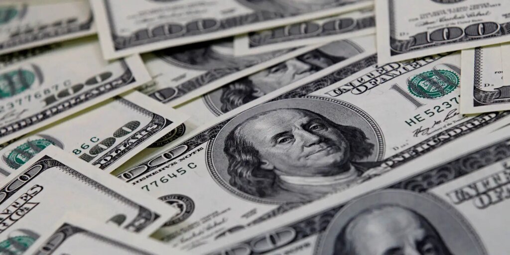 Bolsa cai 2,22%, e dólar volta a subir acima de