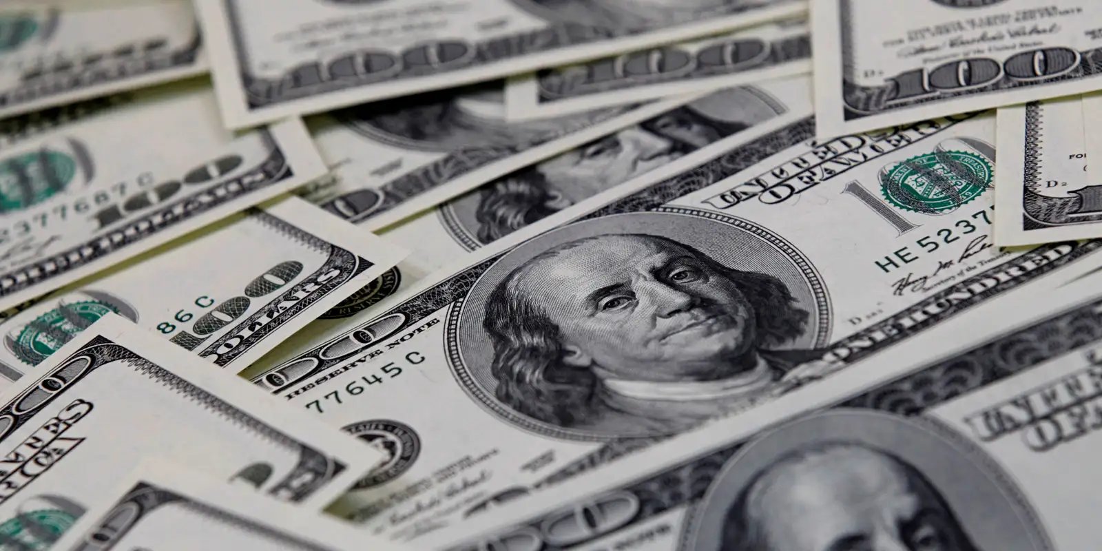Bolsa cai 2,22%, e dólar volta a subir acima de