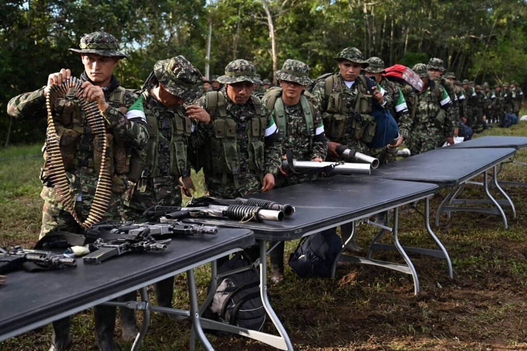 Colômbia: Cem guerrilheiros entregam armas em acordo - 19/06/2026 -