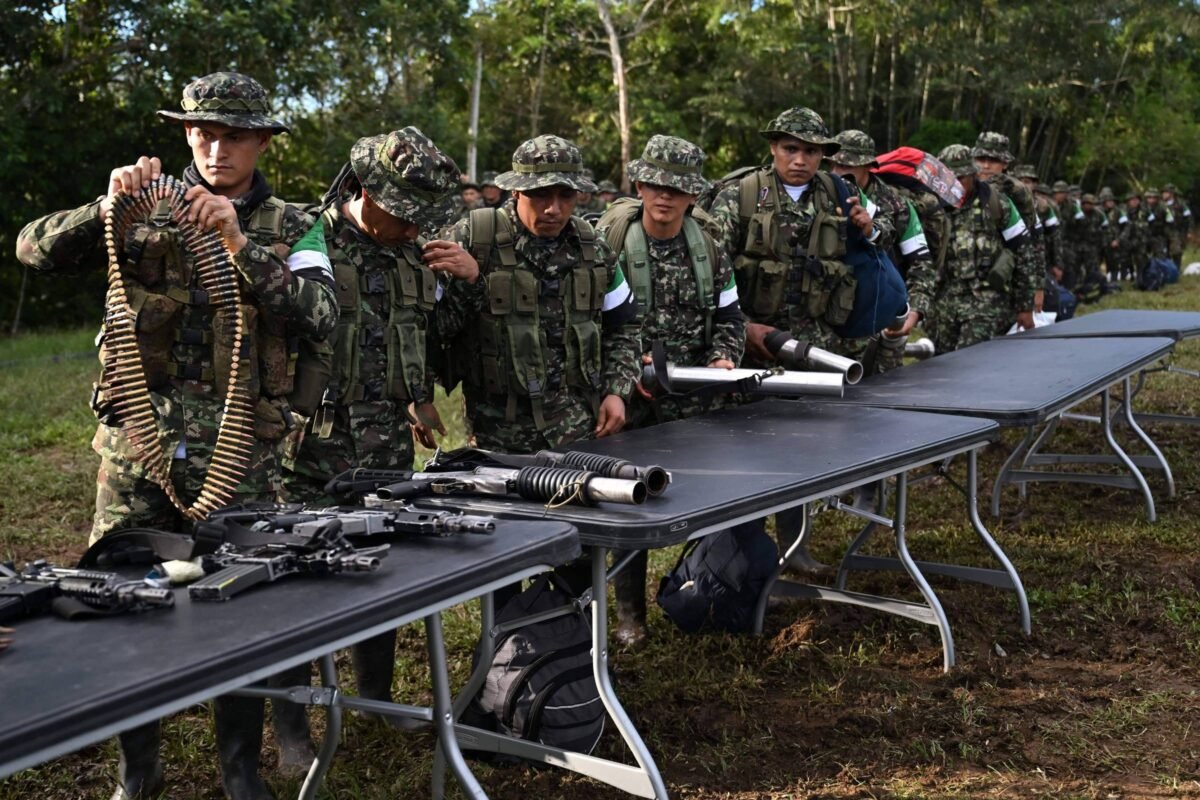 Colômbia: Cem guerrilheiros entregam armas em acordo - 19/06/2026 -