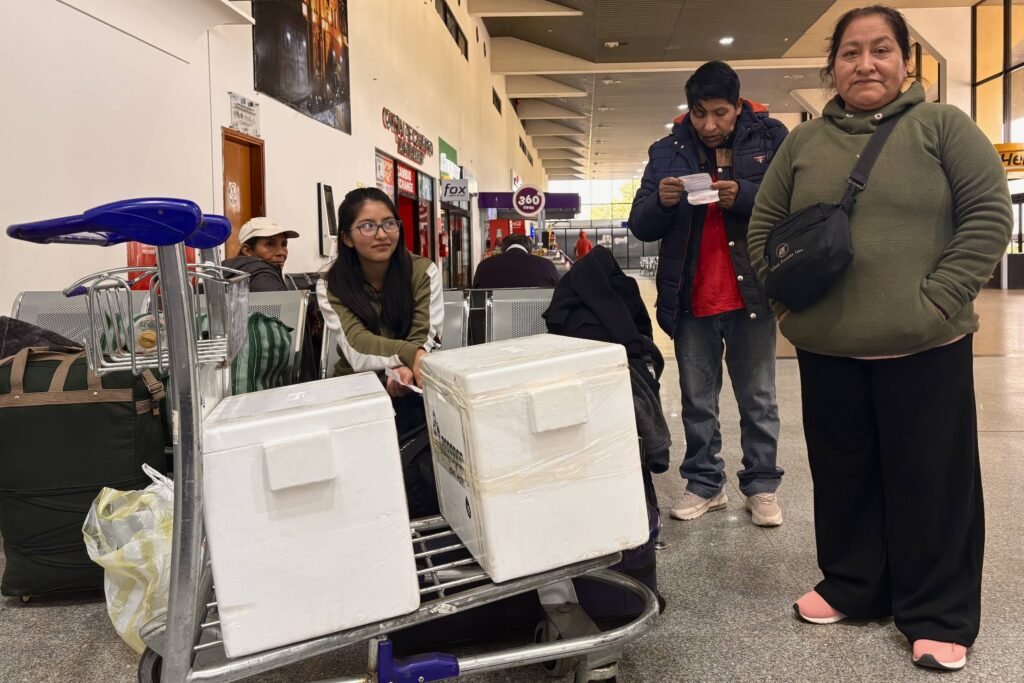 Crise na Bolívia faz população transportar frango em avião -