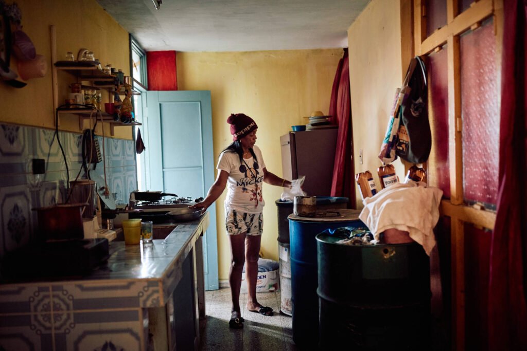 Cubanos cozinham com carvão em crise causada pelos EUA -