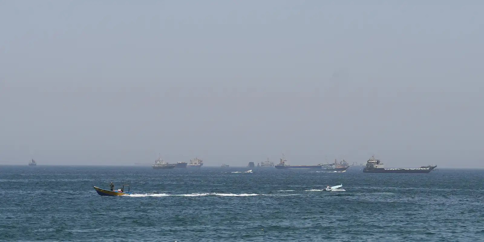 EUA lançam novos ataques ao Irã; forças iranianas fecham Ormuz