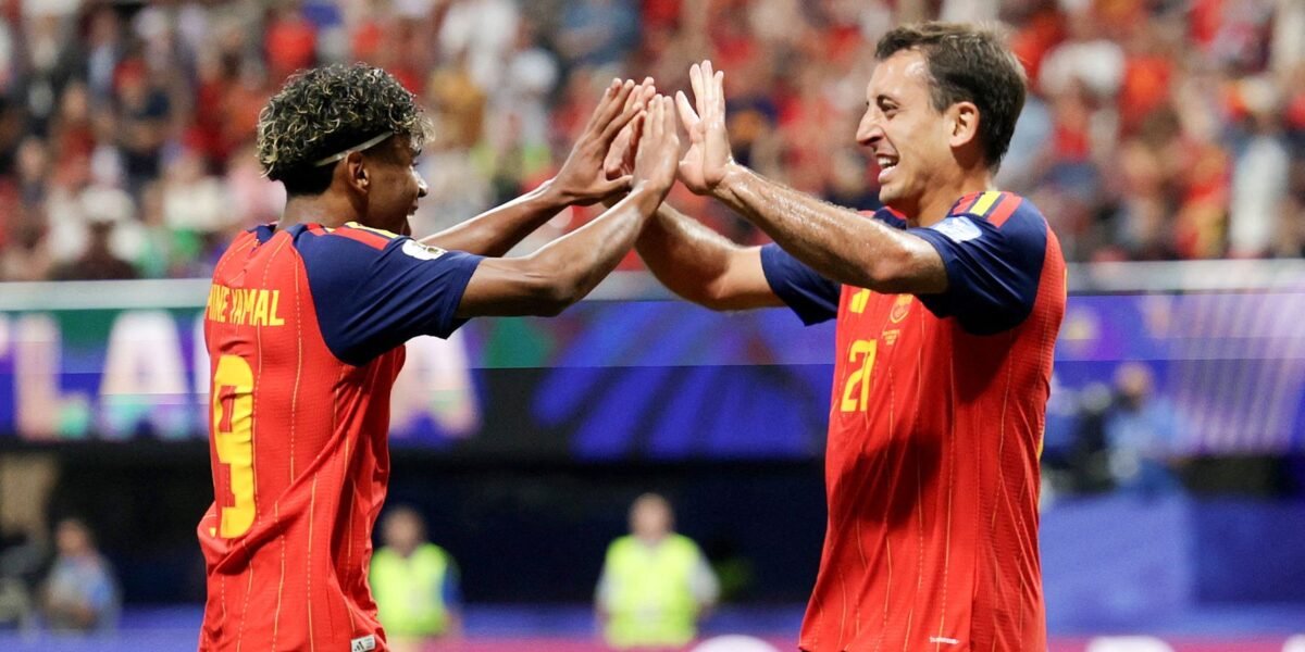 Espanha desencanta e vence a 1ª na Copa goleando a
