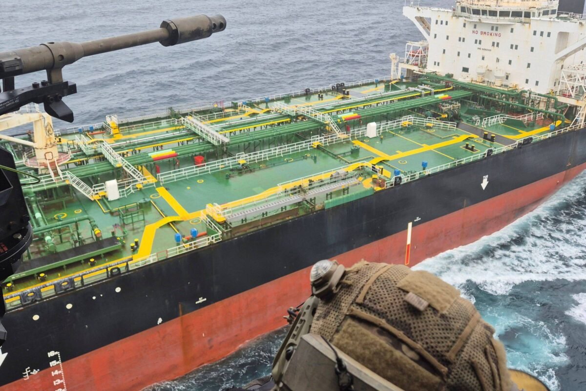 França apreende petroleiro russo da 'frota fantasma' - 01/06/2026 -