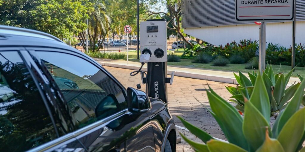 Governo mantém elevação de tarifas a carro elétrico e renova