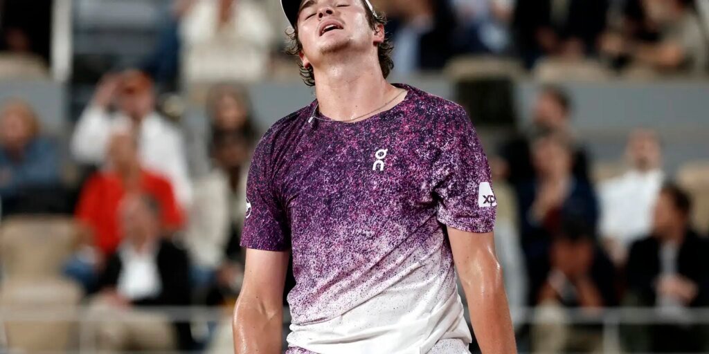 João Fonseca luta, mas dá adeus a Roland Garros após