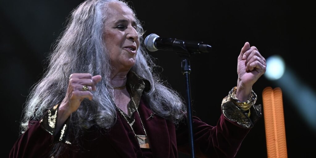 Maria Bethânia chega aos 80 anos como referência da música