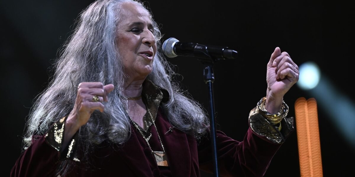 Maria Bethânia chega aos 80 anos como referência da música