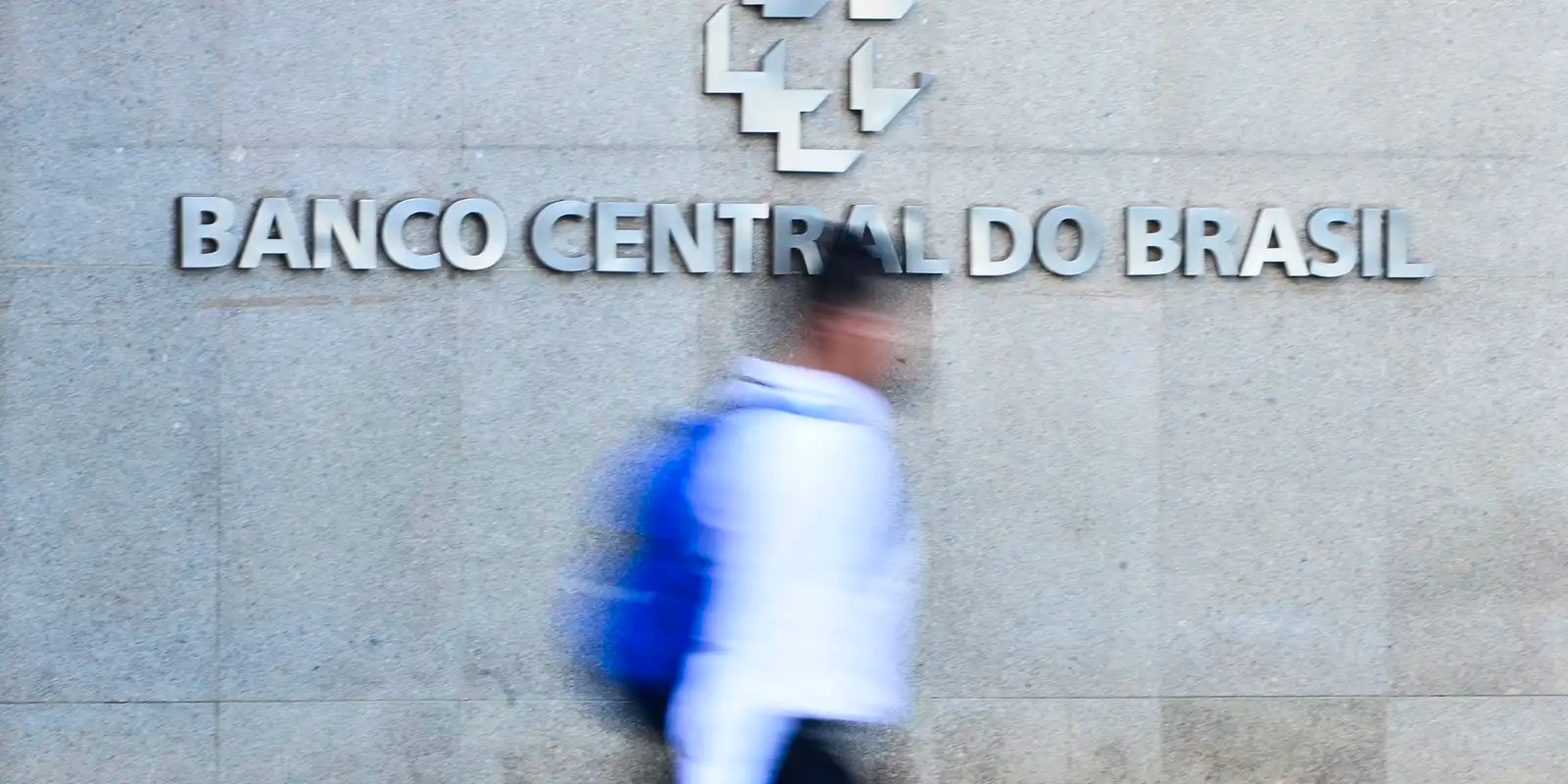 Mercado eleva projeção de inflação e vê Selic em 14%