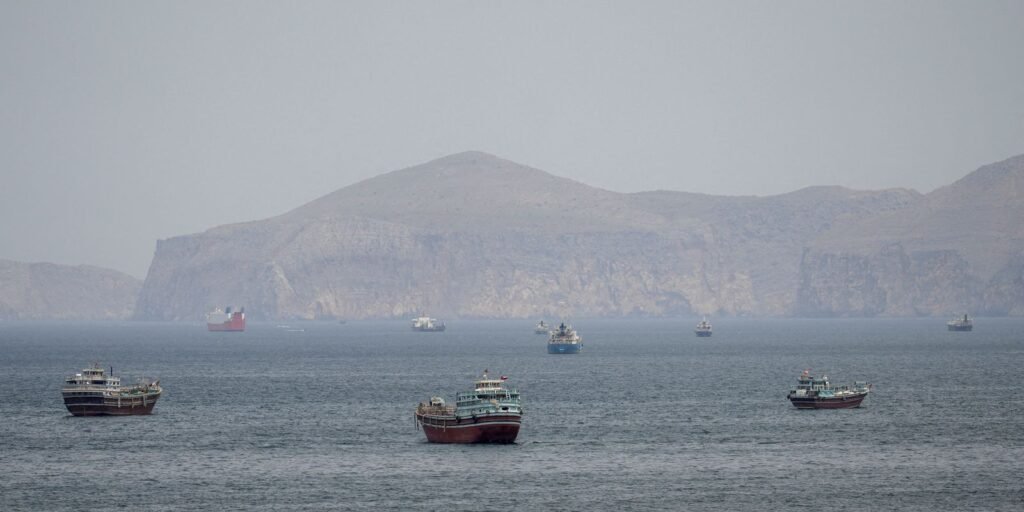 Navios já navegam pelo Estreito de Ormuz sob plano de