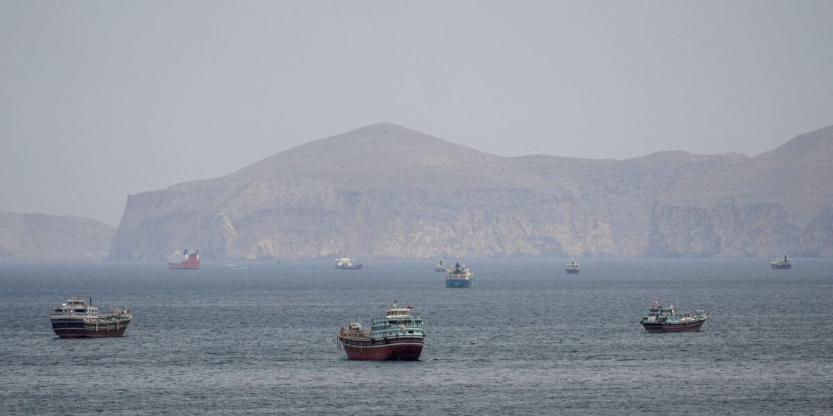 Navios já navegam pelo Estreito de Ormuz sob plano de