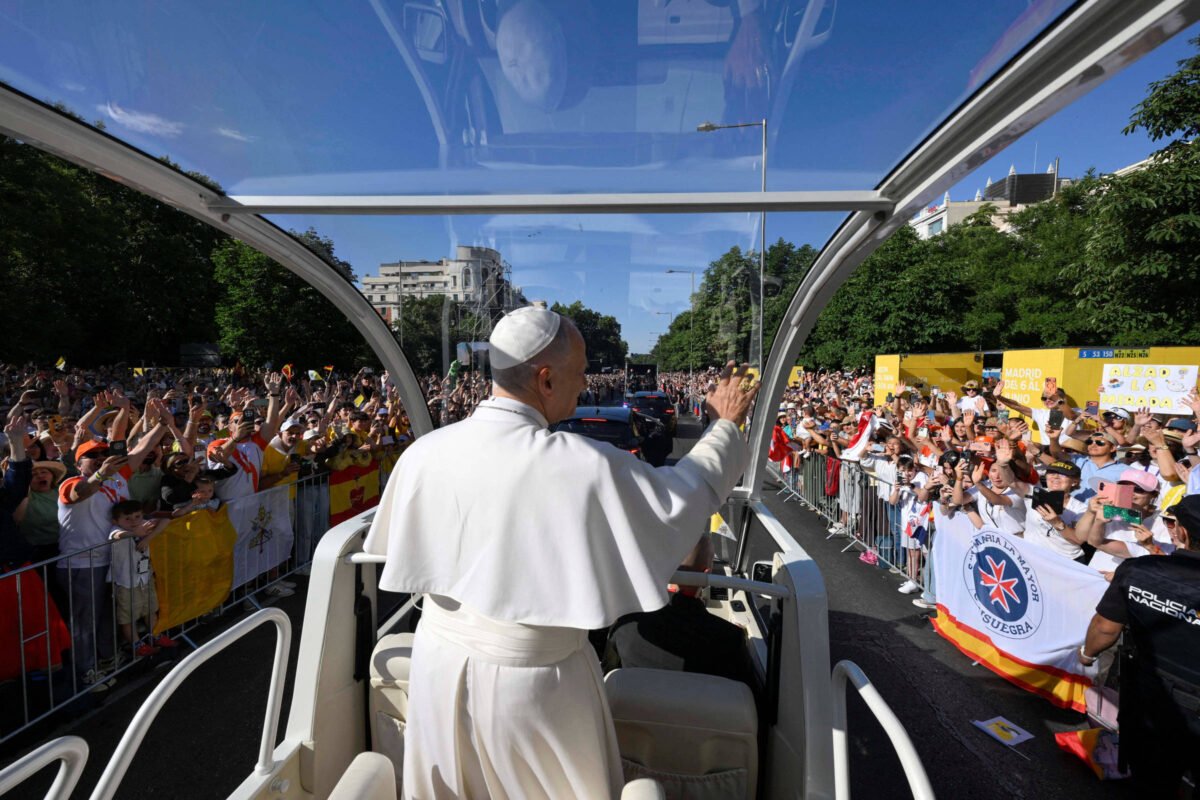 Papa diz a 1,2 milhão em Madri que Deus está