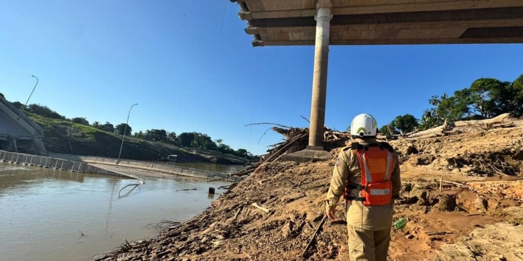 Ponte de R$ 36 milhões desaba e deixa quatro feridos