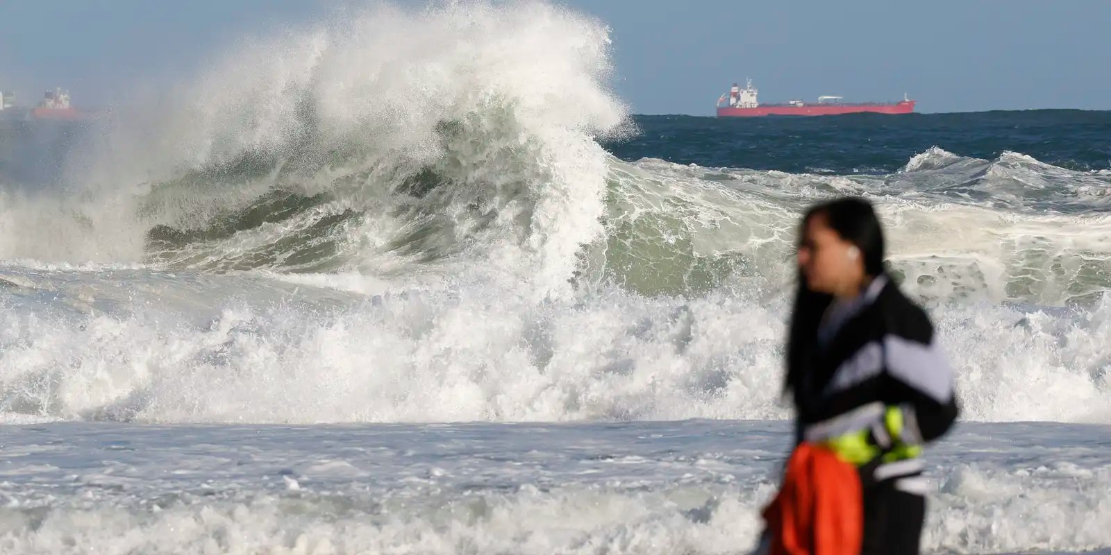 Rio entra em alerta para ressaca e ondas de até