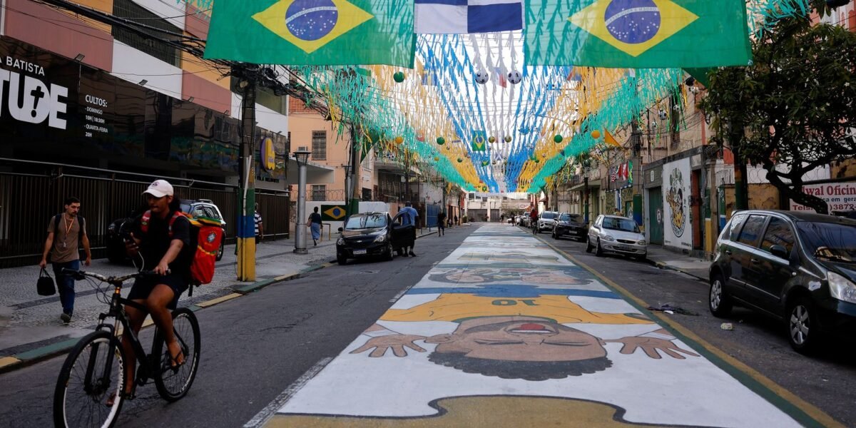 Ruas decoradas para Copa do Mundo reforçam vínculo comunitário no