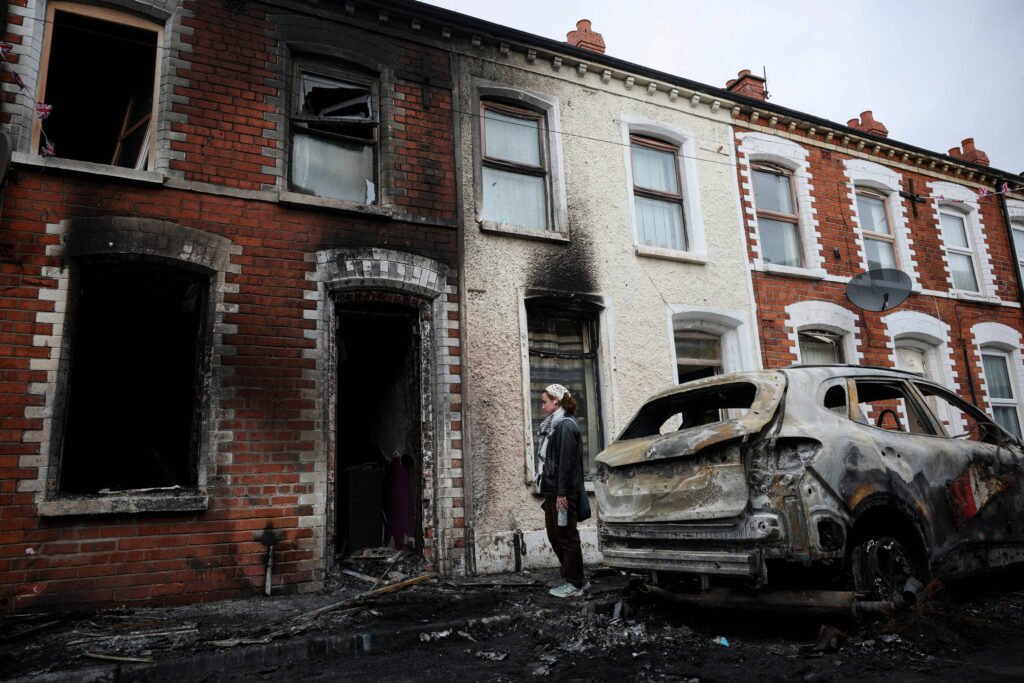 Starmer condena violência anti-imigração em Belfast - 10/06/2026 - Mundo