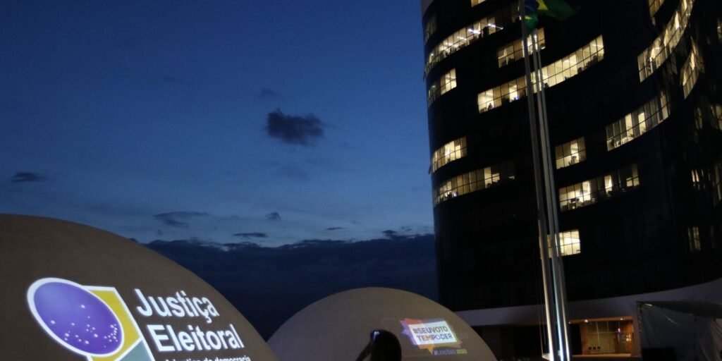 TSE adia decisão sobre suspensão de pesquisa de voto para